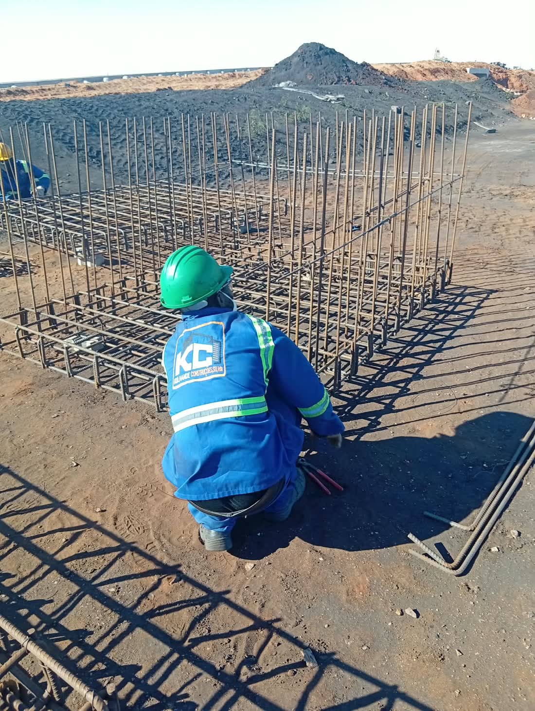Armaduras de fundação com técnico da Kulhande