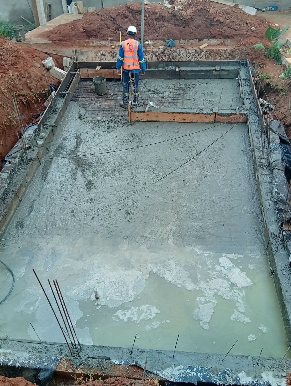 Piscina betonada em obra
