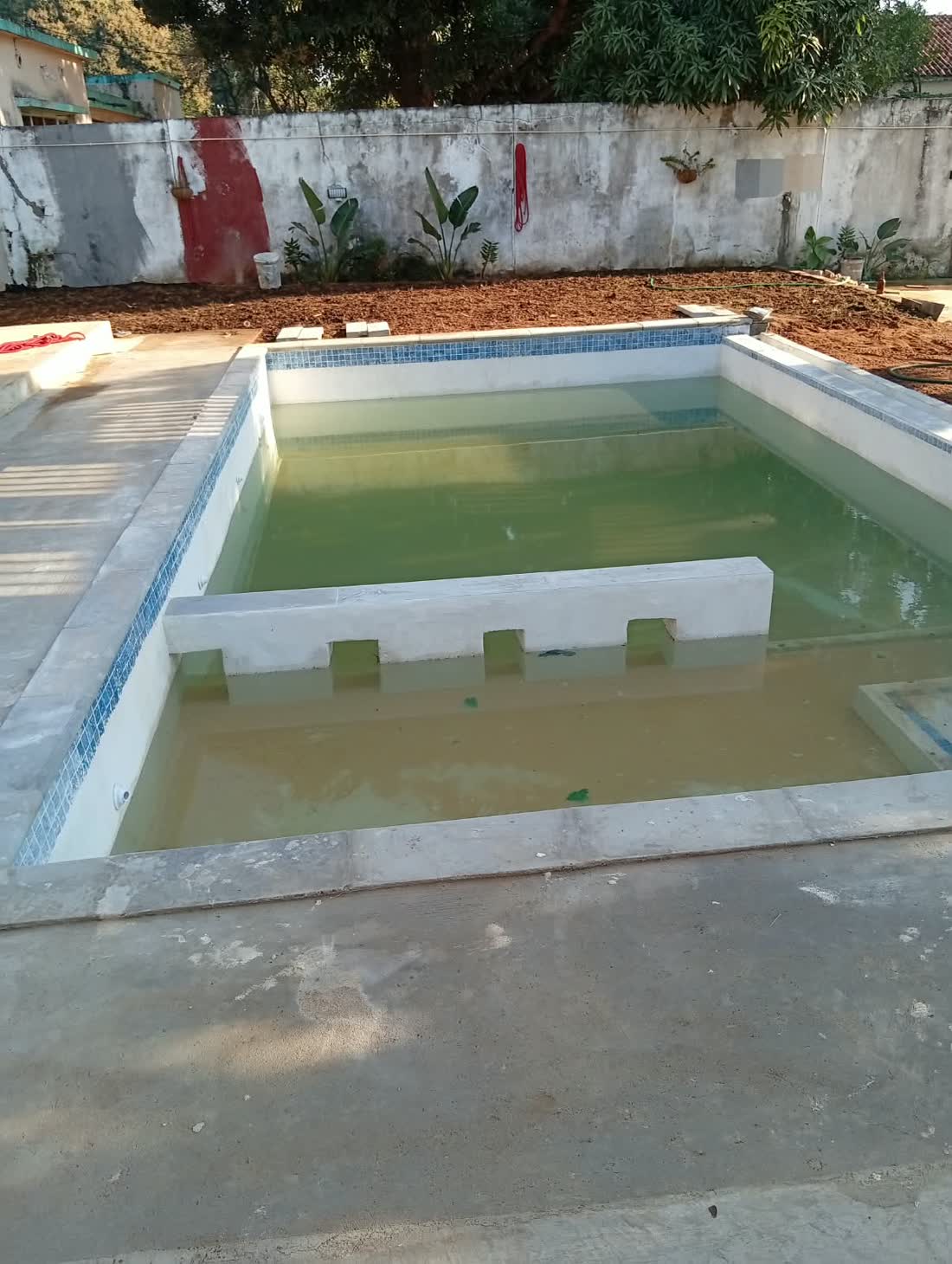 Piscina em betão concluída